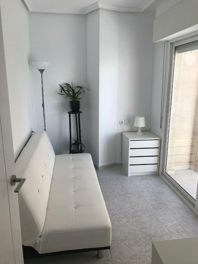 Modern Beach Apartment Торрев'єха Екстер'єр фото
